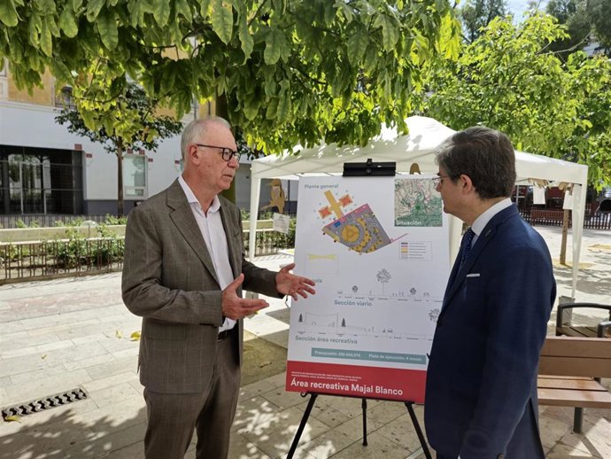 Los concejales de Planificación Urbanística, Huerta y Medio Ambiente, Antonio Navarro, y de Turismo, Comercio y Consumo, Jesús Pacheco, inauguran las actividades organizadas con motivo del Día Mundial del Medio Ambiente  