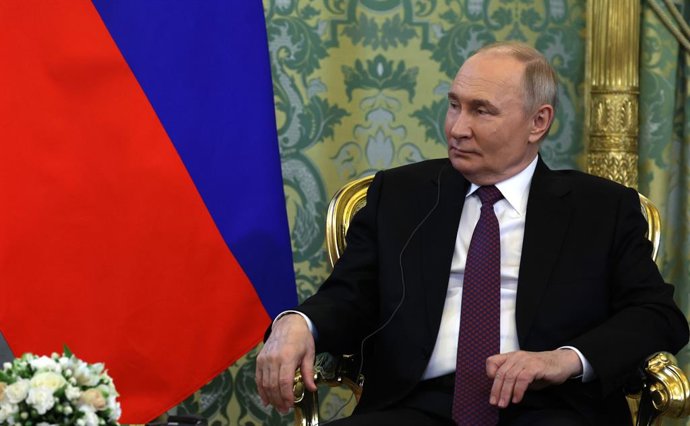 O presidente russo Vladimir Putin durante uma reunião oficial com um membro sênior dos rebeldes Houthi do Iêmen no Kremlin (arquivo).