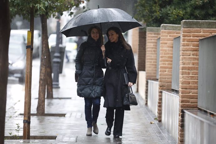 Archivo - La reina Letizia llega, junto a María Dolores Ocaña, Jefa de la secretaría de la reina, a la reunión de trabajo con la Federación Española de Enfermedades Raras (FEDER), a 21 de enero de 2025, en Madrid (España). A lo largo de la reunión, se abo