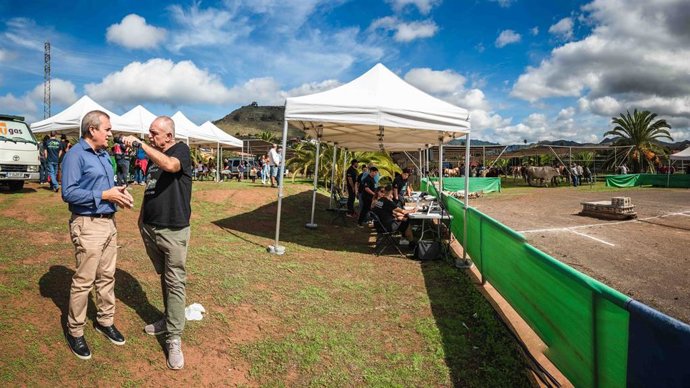 El consejero de Bienestar Animal del Cabildo de Tenerife, Valentín González (d), en una visita a la Casa del Ganadero