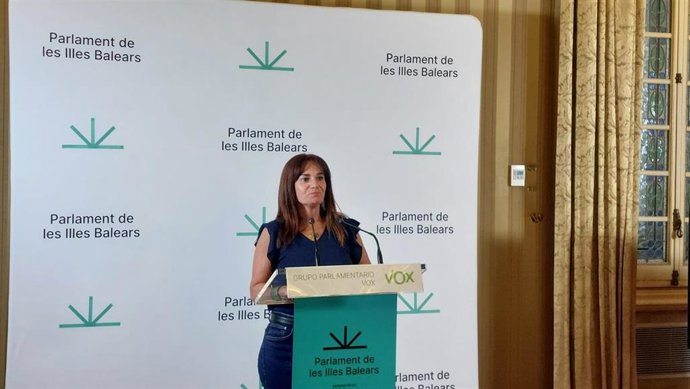 La portavoz de Vox en el Parlament, Manuela Cañadas, durante una rueda de prensa.