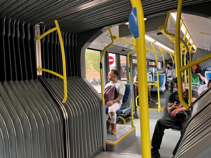 Interior de uno de los autobuses del servicio especial por los cortes en la Línea 6 de Metro Madrid.