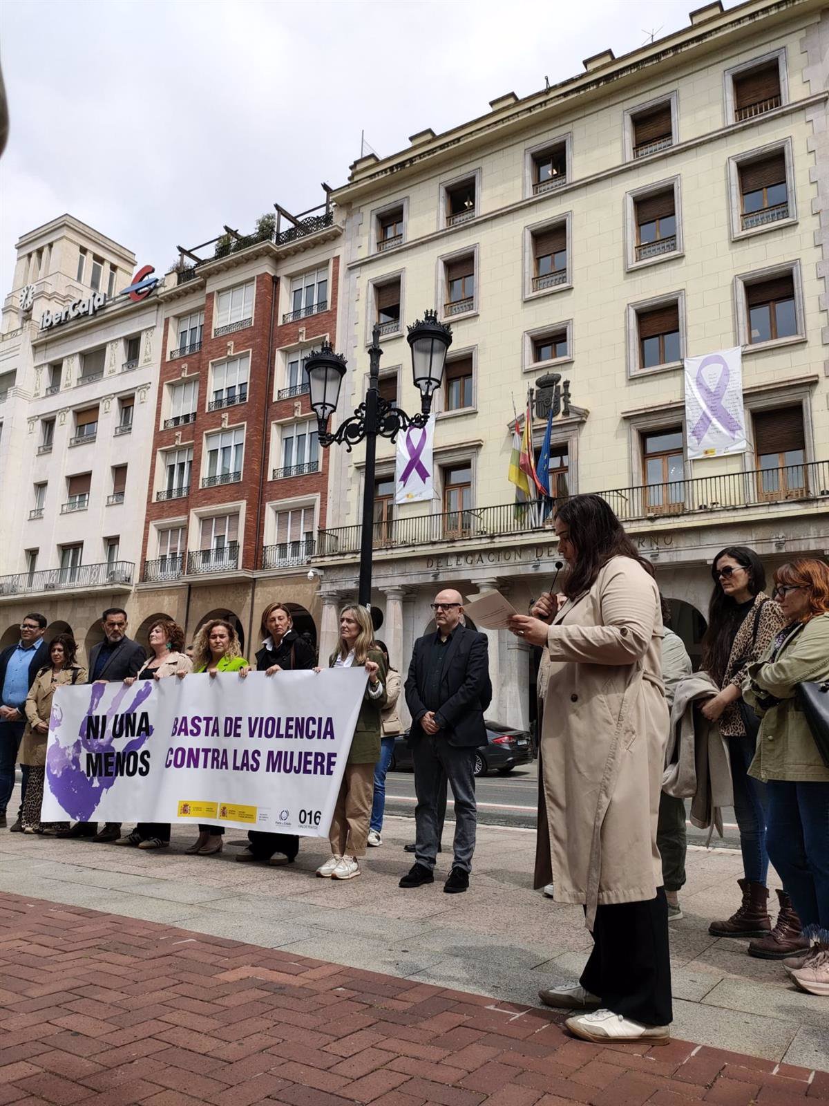 Una concentración en Logroño condena y repulsa los últimos asesinatos por violencia machista y vicaria