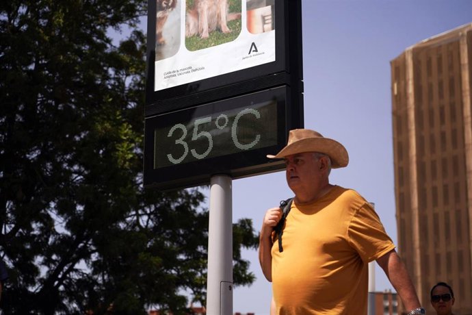 Archivo - Una persona se resguarda del calor