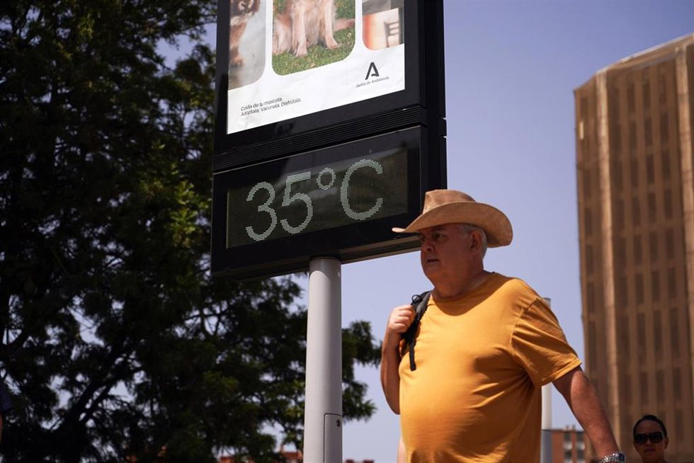 Archivo - Una persona se resguarda del calor