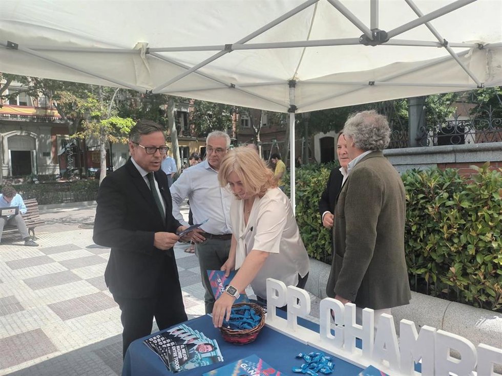 El secretario general del PP de Madrid, Alfonso Serrano, y la vicealcaldesa, Inma Sanz, desde la plaza de Chamberí, donde el Grupo Popular madrileño ha iniciado una campaña informativa para explicar los hitos de gestión de los dos años de mandato