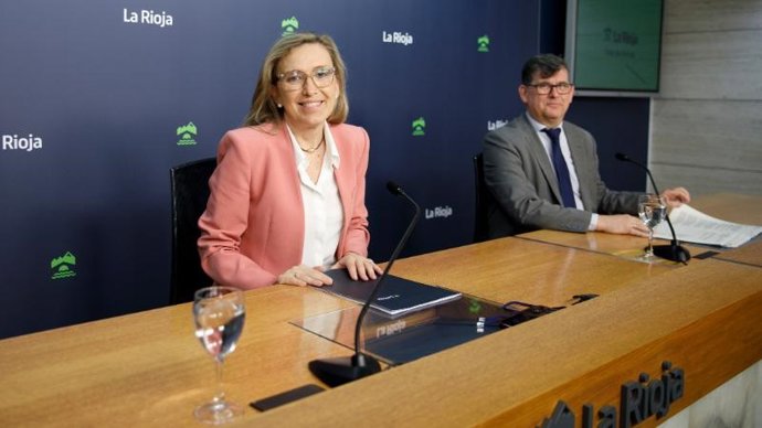 Consejera de Economía, Innovación, Empresa y Trabajo Autónomo, Belinda León, y el director general de Empresa, Energías e Internacionalización, Amadeo Lázaro, presentan la convocatoria de unas nuevas ayudas para completar la etapa de formación posdoctoral