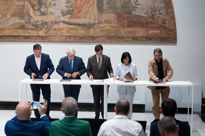 (I-D) El presidente de Pimec Antoni Cañete; el presidente de Foment del Treball Josep Sánchez Llibre; el presidente de la Generalitat Salvador Illa; la secretaria general de CC.OO. Catalunya, Belén López y el secretario general de UGT Catalunya Camil Ros,