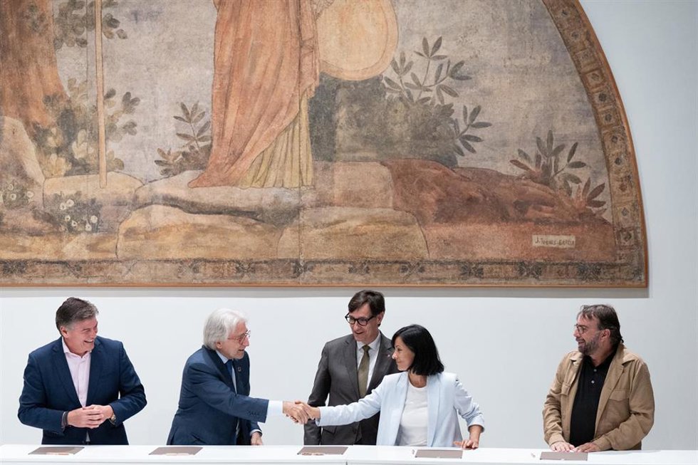 (I-D) Antoni Cañete (Pimec), Josep Sánchez Llibre (Foment Del Treball), Salvador Illa, Belén López (CC.OO. De Catalunya) Y Camil Ros (UGT De Catalunya)