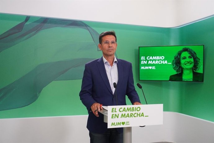 El portavoz del PSOE-A, Francisco Cuenca, en rueda de prensa en Sevilla.