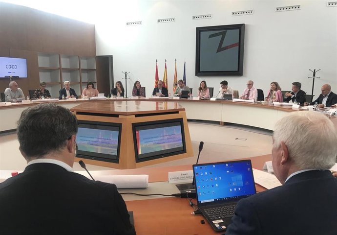 La alcaldesa de Zaragoza, Natalia Chueca, preside la reunión del Gobierno de la ciudad con los organismos y sociedades