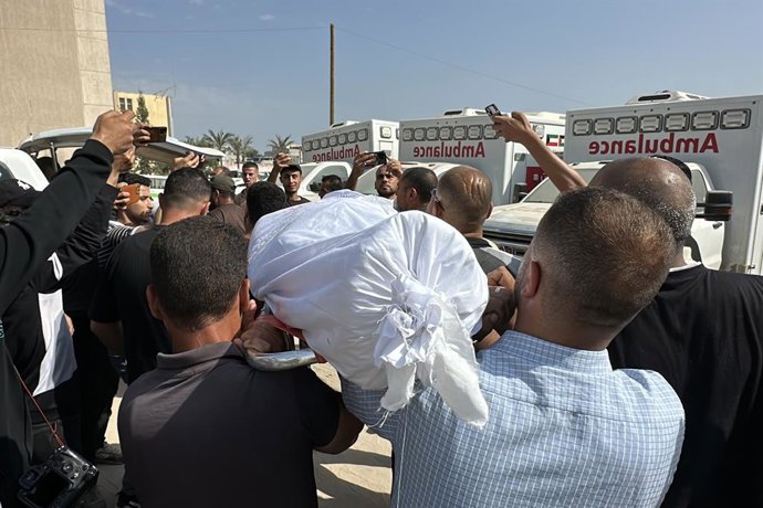 Palestins transporten a un ser estimat després de morir a mans de l'Exèrcit israelià mentre acudien a un centre de repartiment d'ajuda al sud de la Franja de Gaza 