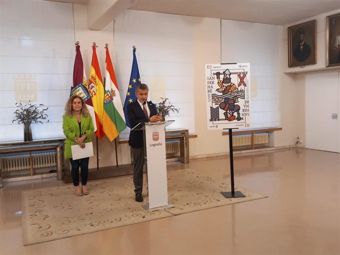 El alcalde de la ciudad, Conrado Escobar, junto a la delegada del Gobierno, Beatriz Arraiz