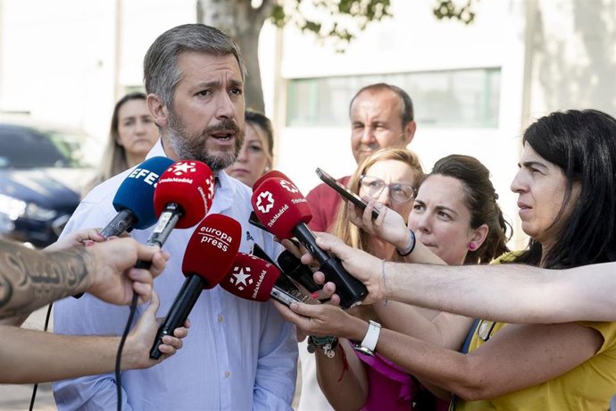 Archivo - El consejero de Presidencia, Justicia y Administración Local de la Comunidad de Madrid, Miguel Ángel García Martín, atiende a los medios de comunicación durante su visita al Puesto de Mando Avanzado (PMA)