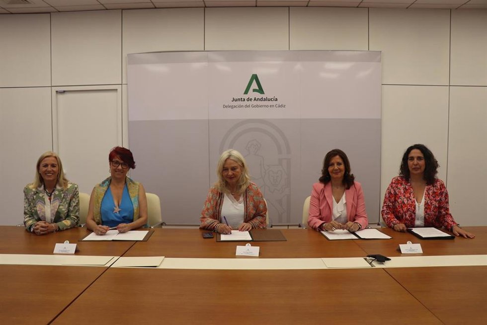 Mercedes Colombo firma el convenio para una nueva parada de autobús en el Hospital de Jerez.