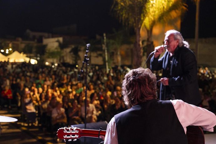 Unba de las actuaciones de Festlivo, en una plaza abarrotada.