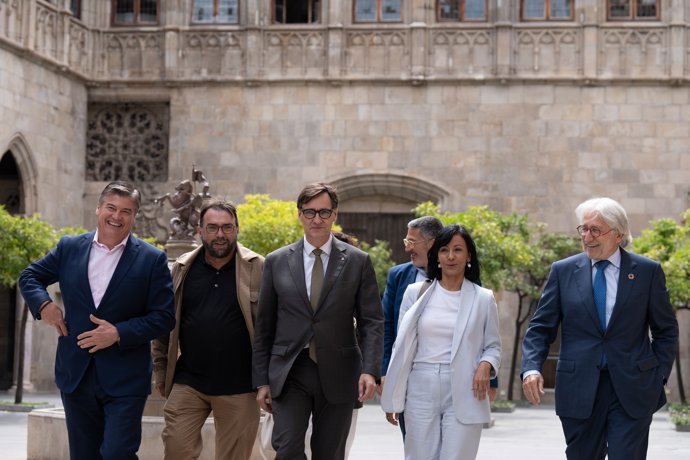 (I-D) El presidente de Pimec Antoni Cañete; el secretario general de UGT Catalunya Camil Ros; el presidente de la Generalitat de Cataluña, Salvador Illa; la secretaria general de CC.OO.