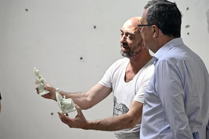 El alcalde de Murcia, José Ballesta, visita el taller del escultor Lidó Rico, donde toma forma 'Murcia: Piel y Memoria', el mural escultórico que aspira a convertirse en uno de los símbolos del 1.200 aniversario de la fundación de la ciudad