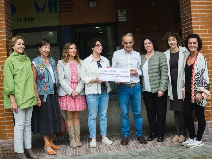 La consejera de Salud y Políticas Sociales, María Martín, junto a la directora de Cuidados de Enfermería de Atención Hospitalaria, Teresa Sufrate, visita la sede de ARSIDO en el marco de un proyecto de humanización del Hospital San Pedro