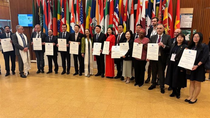 Costa Quebrada ha recibido el Certificado que lo reconoce como Geoparque Mundial de la UNESCO, una distinción que ha recogido este lunes el presidente del Comité de Gobernanza de esta entidad, el consejero cántabro Roberto Media, en París