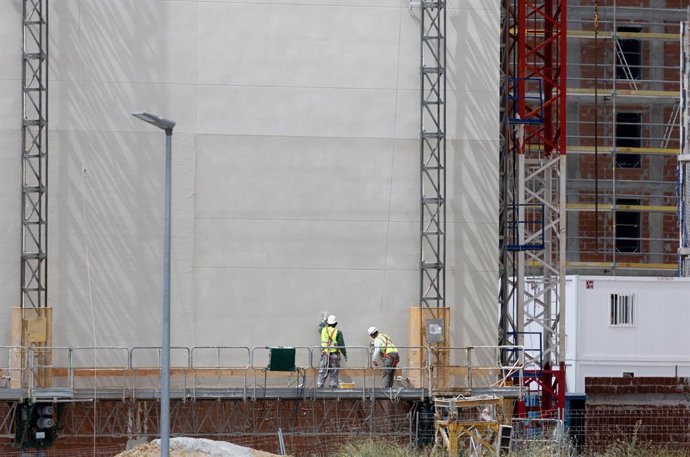 Archivo - Arxivu- Imatge d'arxiu d'obrers treballant en la construcció d'un bloc de cases