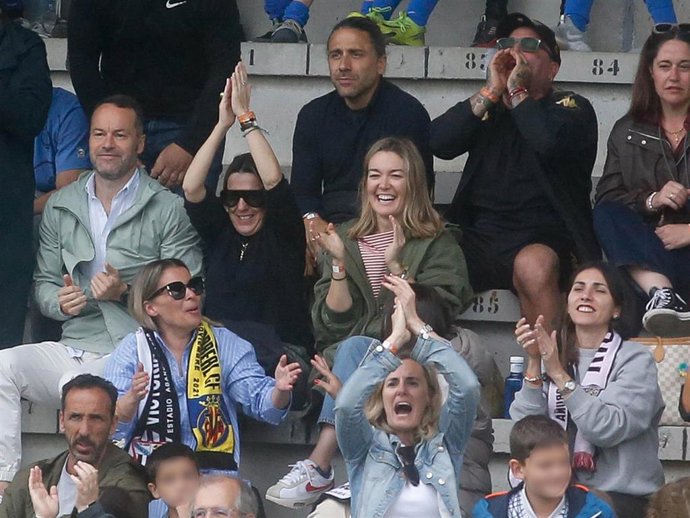 Marta Ortega y su marido, Carlos Torretta durante el torneo de fútbol base que ha disputado el hijo de la presidenta no ejecutiva de Inditex, Amancio, este fin de semana en Ribadeo