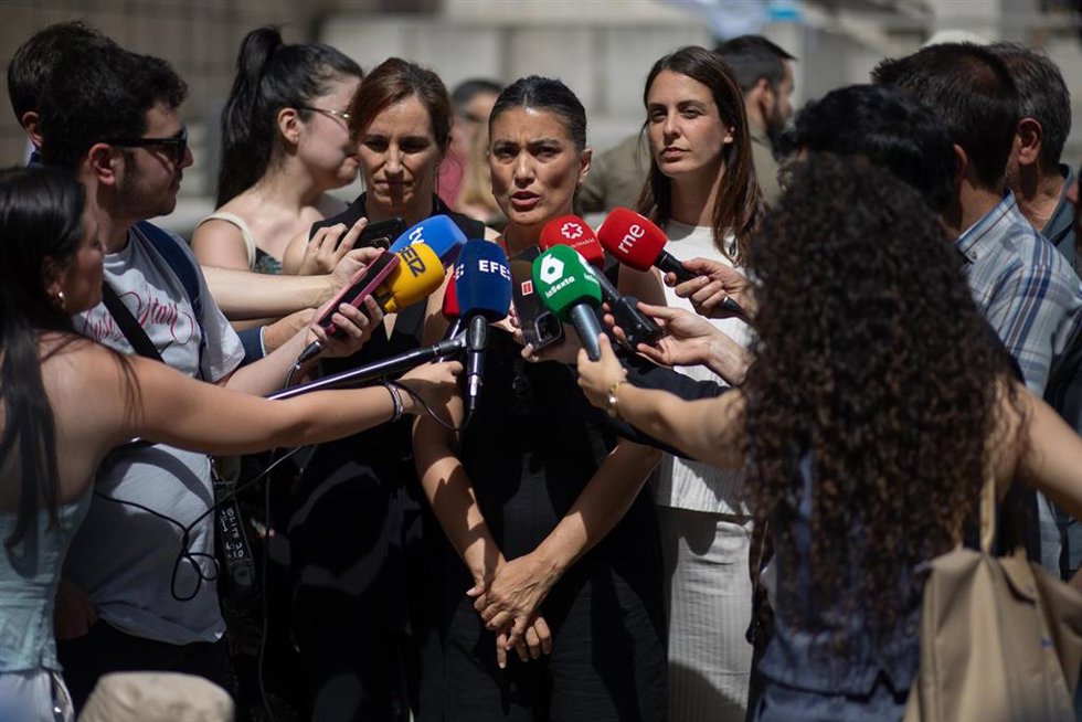 La portavoz de Más Madrid en la Asamblea, Manuela Bergerot, atiende a los medios de comunicación durante un homenaje a los fallecidos en las residencias de mayores durante la pandemia de covid-19 en la Comunidad de Madrid, en la plaza Juan Goytisolo, a 