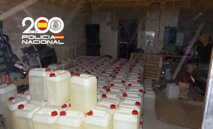 Garrafas de gasolina para narcolanchas incautadas en una 'guardería' en El Puerto