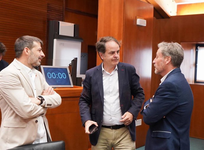 El consejero de Hacienda, Interior y Administración Pública del Gobierno de Aragón, Roberto Bermúdez de Castro, conversa con los diputados José Luis Soro (CHA) y Álvaro Sanz (IU).