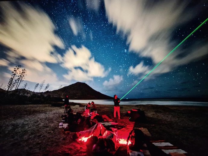 Actividad de observación en el Geoparque Cabo de Gata-Níjar (Almería).