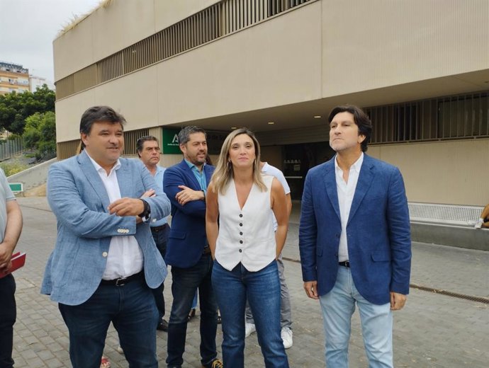 La vicesecretaria general del PSOE-A, parlamentaria por Huelva y portavoz del Grupo Socialista en la Cámara autonómica, María Márquez, junto a socialistas onubenses este lunes en Huelva.