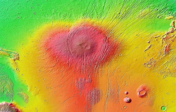 Mapa topográfico del Monte Alba y sus alrededores, capturado por el altímetro láser del Mars Orbiter. El volcán se presenta en tonos que van del rojo al naranja; la plataforma circundante presenta tonos que van del amarillo anaranjado al verde.