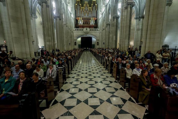 Archivo - Vista general de una vigilia de oración por la paz, en la catedral de Nuestra Señora de la Almudena.