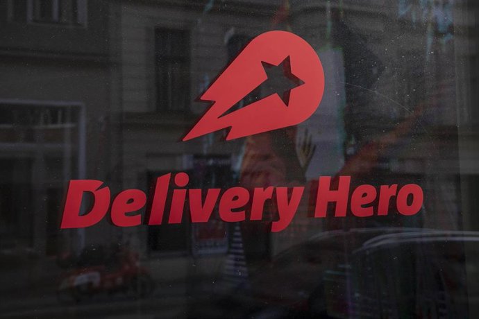 Archivo - FILED - 11 February 2022, Berlin: The logo and lettering of the food delivery service Delivery Hero can be seen in a window at the company's headquarters. Delivery Hero under EU investigation for alleged cartel activity. Photo: Paul Zinken/dpa-Z