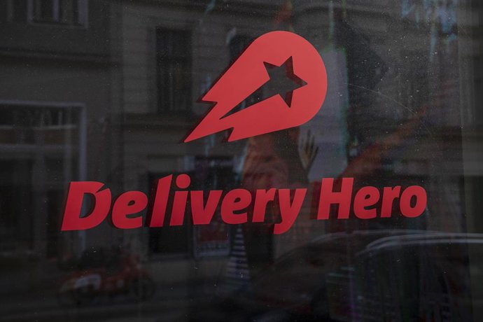 Archivo - FILED - 11 February 2022, Berlin: The logo and lettering of the food delivery service Delivery Hero can be seen in a window at the company's headquarters. Delivery Hero under EU investigation for alleged cartel activity. Photo: Paul Zinken/dpa-Z