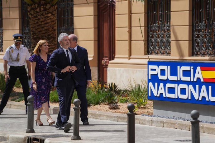 El ministro de Interior, Fernando Grande-Marlaska, acompañado por  la delegada del Gobierno en la Comunitat Valenciana, Pilar Bernabé, visita las obras del Complejo Policial de Zapadores