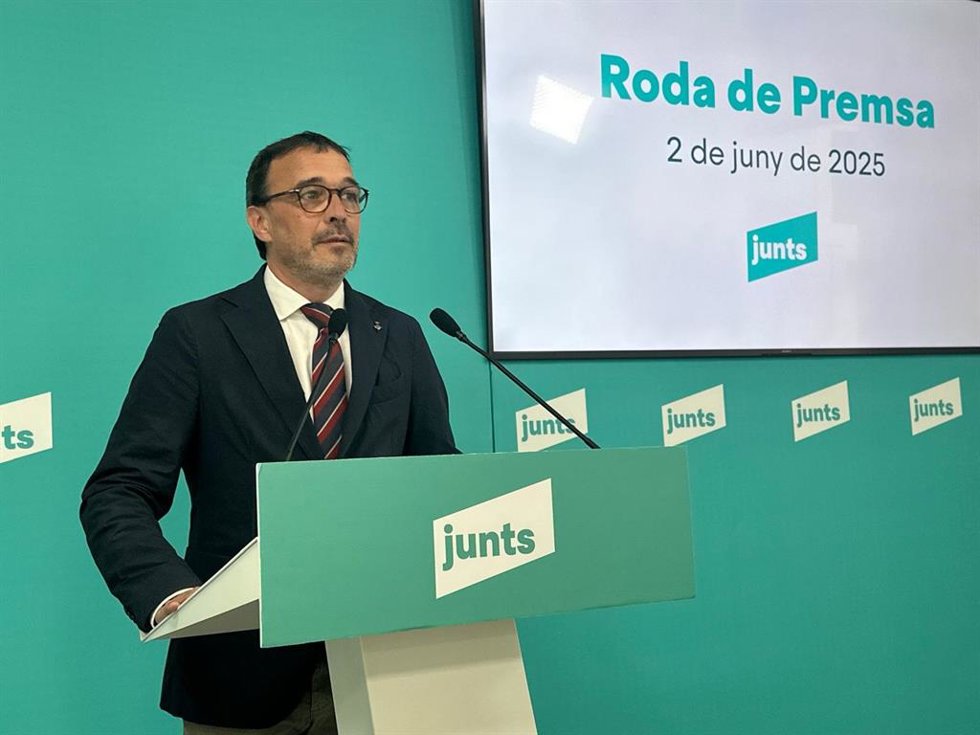 El portavoz de Junts, Josep Rius, en una rueda de prensa este lunes.