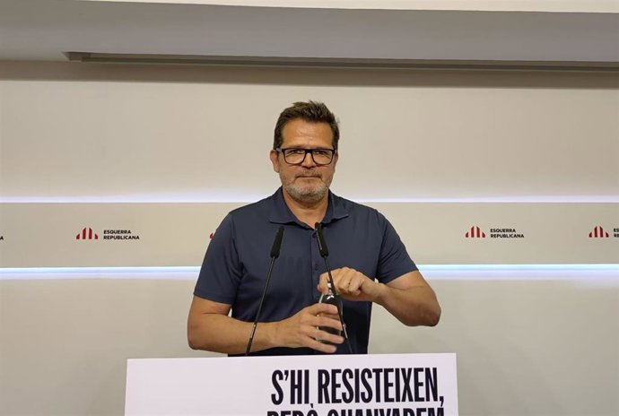 El vicesecretario de Comunicación de ERC, Isaac Albert, en rueda de prensa.