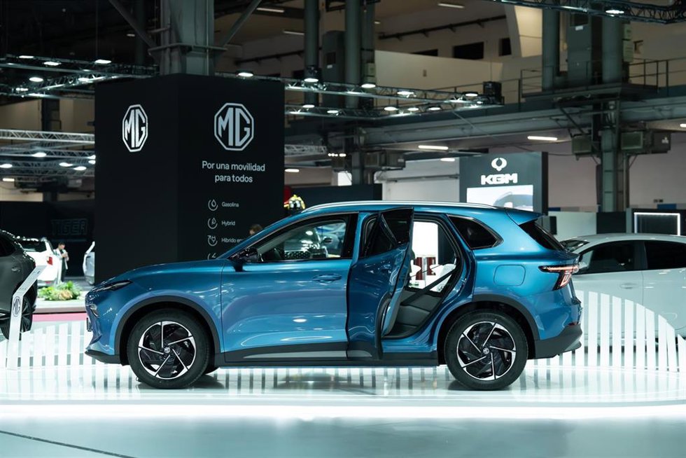 El nuevo modelo MG S5 durante su presentación en el Automobile, a 9 de mayo de 2025, en Barcelona, Cataluña (España). MG ha sido una de las numerosas marcas de coches que se han dado cita en el Automobile Barcelona 2025. Este evento, antes conocido como