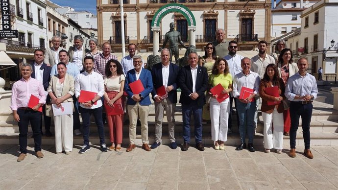 Alcaldes y portavoces socialistas de la Serranía de Ronda y la Sierra de Cádiz, con los secretarios generales Josele Aguilar y Juan Carlos Ruiz Boix a la cabeza, han reclamado a la Junta que ejecute actuaciones para movilizar la movilidad en la zona.
