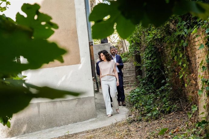 La presidenta regional, Isabel Díaz Ayuso, visita Velintonia, la casa del poeta Vicente Aleixandre