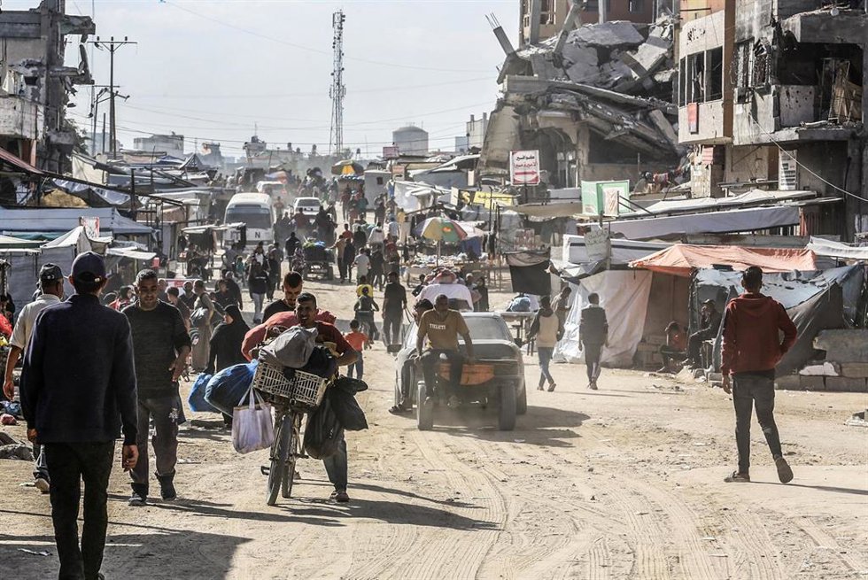 Palestinos desplazados de la ciudad de Jan Yunis a causa de la ofensiva militar de Israel contra la Franja de Gaza
