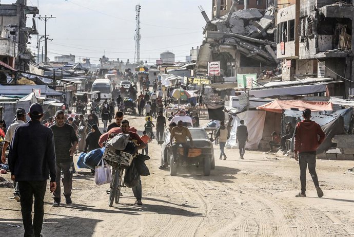 Palestinos deslocados da cidade de Khan Younis devido à ofensiva militar de Israel contra a Faixa de Gaza