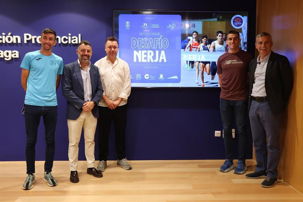 El diputado de Deportes, Juan Rosas; el edil de Deportes de Nerja, Marcelo Berutti; el presidente de la Federación Andaluza de Atletismo, Enrique López Cuenca; el organizador, Francisco Urbano; y Mariano García, campeón mundial de pista cubierta de 800 
