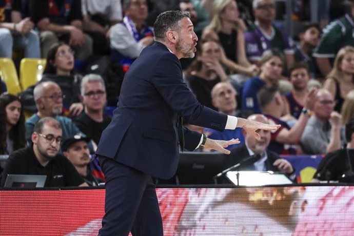 Archivo - Ibon Navarro, head coach of Unicaja gestures during the Liga Endesa ACB, match played between FC Barcelona and Unicaja at Palau Blaugrana on April 27, 2025 in Barcelona, Spain.