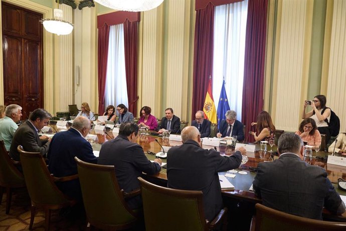 Mesa de reunión durante el primer consejo agrario con la representación renovada de las organizaciones profesionales agrarias Asaja, COAG,  UPA y Unión de Uniones, en la sede del Ministerio de Agricultura,