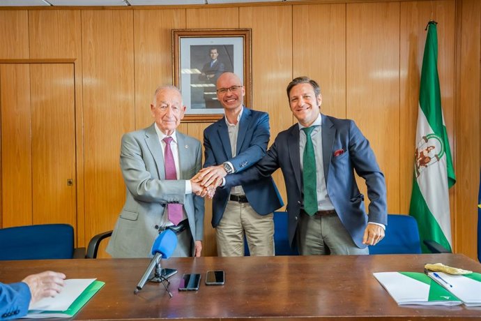 Gabriel Amat, José Miguel Casasola y Luis Miguel Carmona tras la firma del convenio para coordinar el transporte en Roquetas de Mar (Almería).