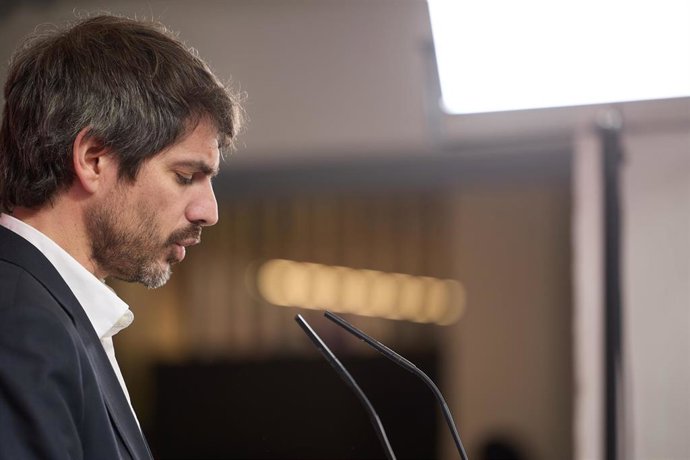 Archivo - El portavoz de Sumar, Ernest Urtasun, durante una rueda de prensa.