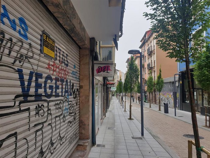 Archivo - Una calle de Santander con un comercio cerrado.- Archivo