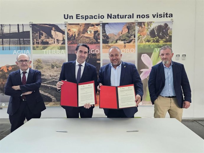 El presidente de la Diputación de León, Gerardo Álvarez Courel (segundo por la derecha) y el consejero de Medio Ambiente, Vivienda y Ordenación del Territorio, Juan Carlos Suárez-Quiñones (segundo por la izquierda), durante la presentación.